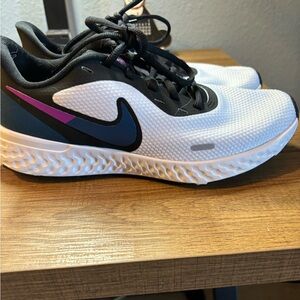 Great condition Nike women’s running shoes size 9.5